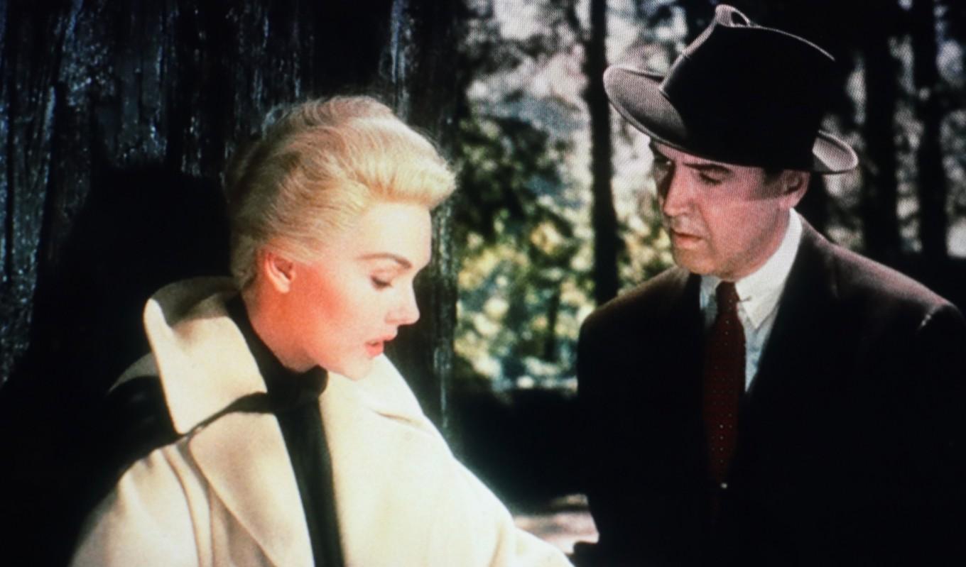 Madeleine (Kim Novak) och John ”Scottie” Ferguson (James Stewart) i den psykologiska thrillern Studie i brott från 1958.