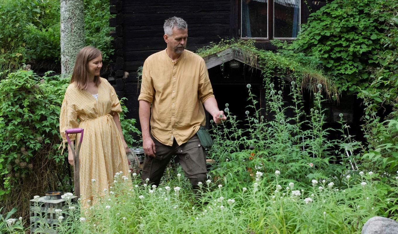 Johannes Wätterbäck och Theres Lundén odlar till familjen bland annat i stugan i skogen, både för gom och för öga. Foto: Farbror Grön