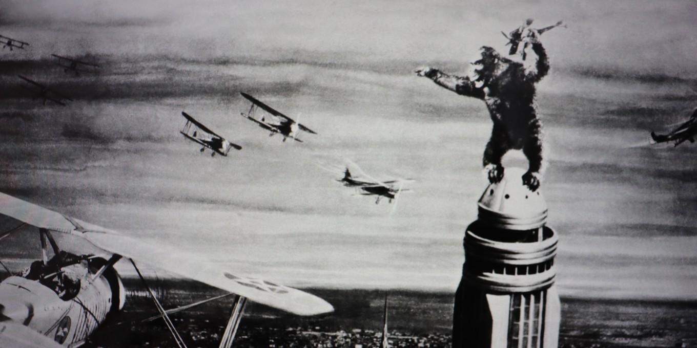 Kong attackeras av flygplan ovanpå Empire State Building.