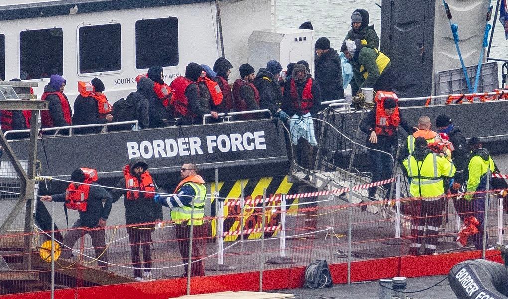 Migranter i Dover i England efter att ha plockats upp från Engelska kanalen den 6 mars 2023. Foto: Dan Kitwood/Getty Images