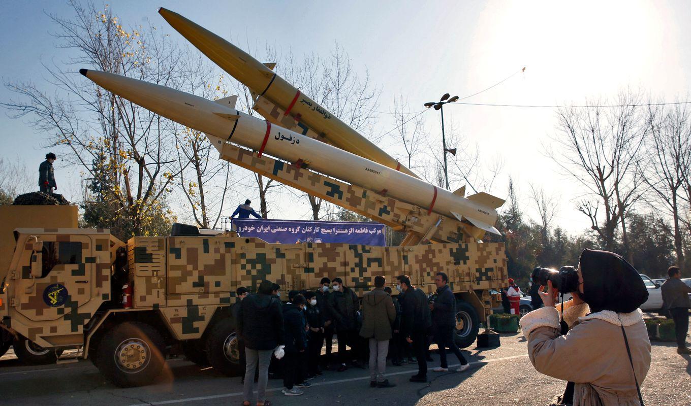 Två missiler visas upp utanför en moské i Teheran i samband med tvåårsdagen av en iransk missilattack mot en amerikansk militärbas i Irak.Foto: AFP via Getty Images