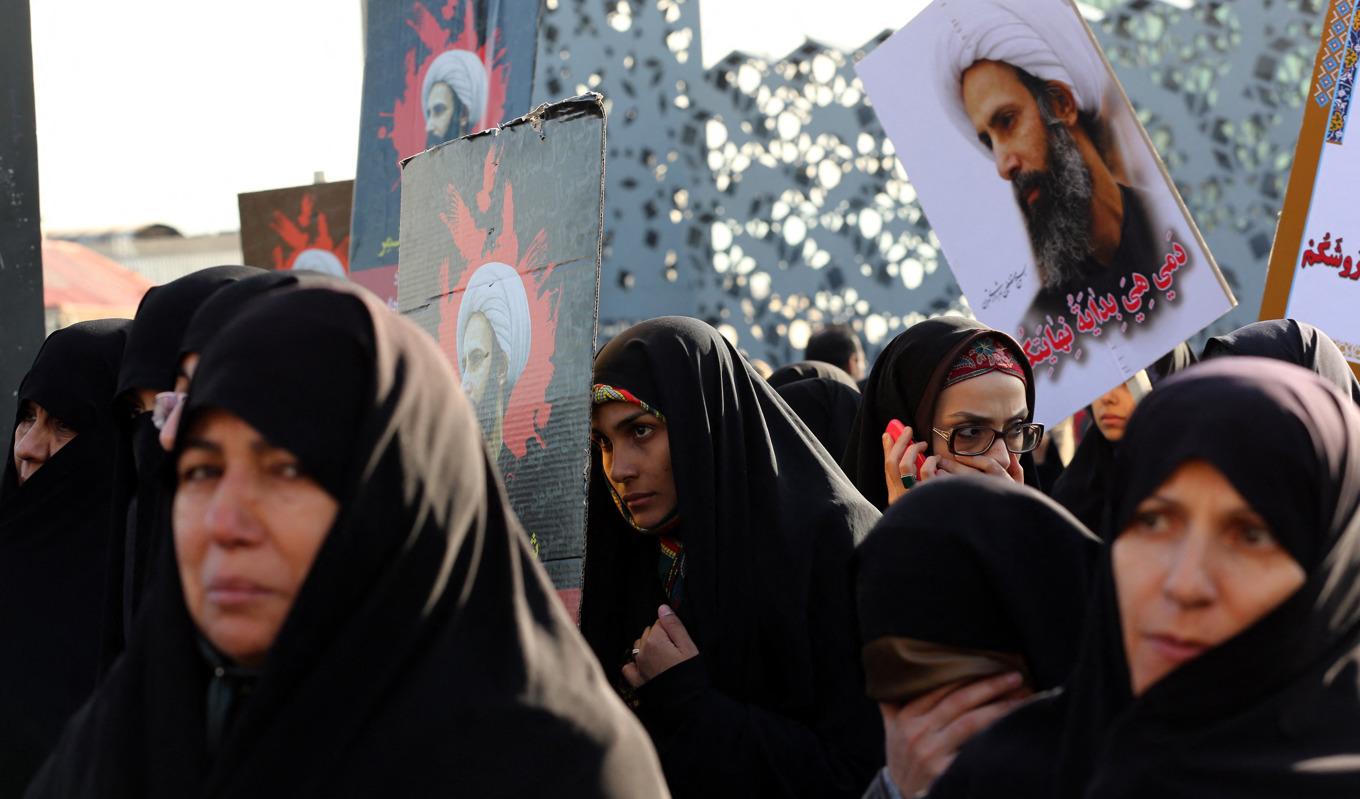 När den religiösa ledaren Nimr al-Nimr avrättades attackerade iranska demonstranter saudiska beskickningar och diplomatiska förbindelser bröts.Foto: Atta Kenare/AFP via Getty Images