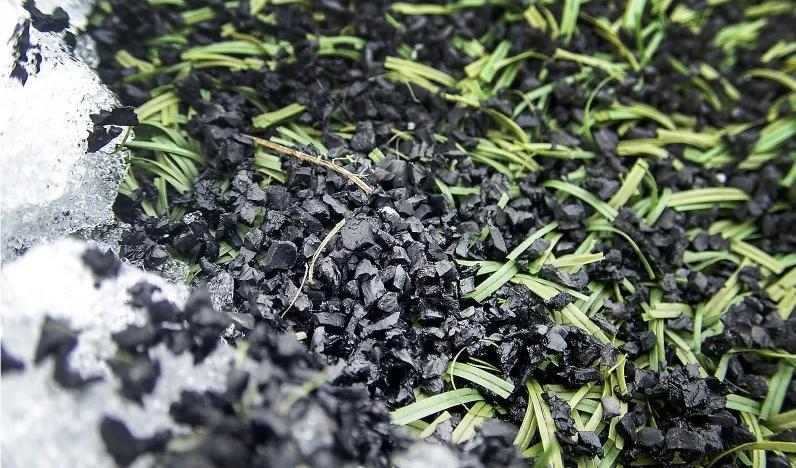 Gummigranulat från konstgräsplan.Foto: Gorm Kallestad/TT Nyhetsbyrån