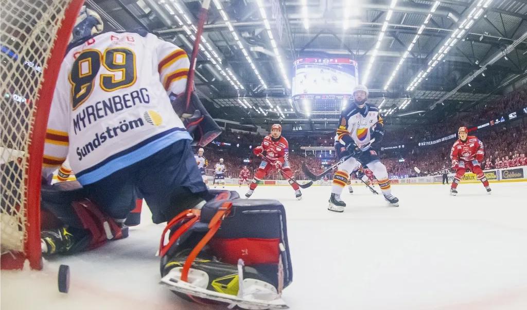 Djurgårdens Jesper Myrenberg släpper in Modos 4–0 mål under söndagens avslutande final i hockeyallsvenskan i Hägglunds Arena i Örnsköldsvik.Foto: Johan Löf/TT
