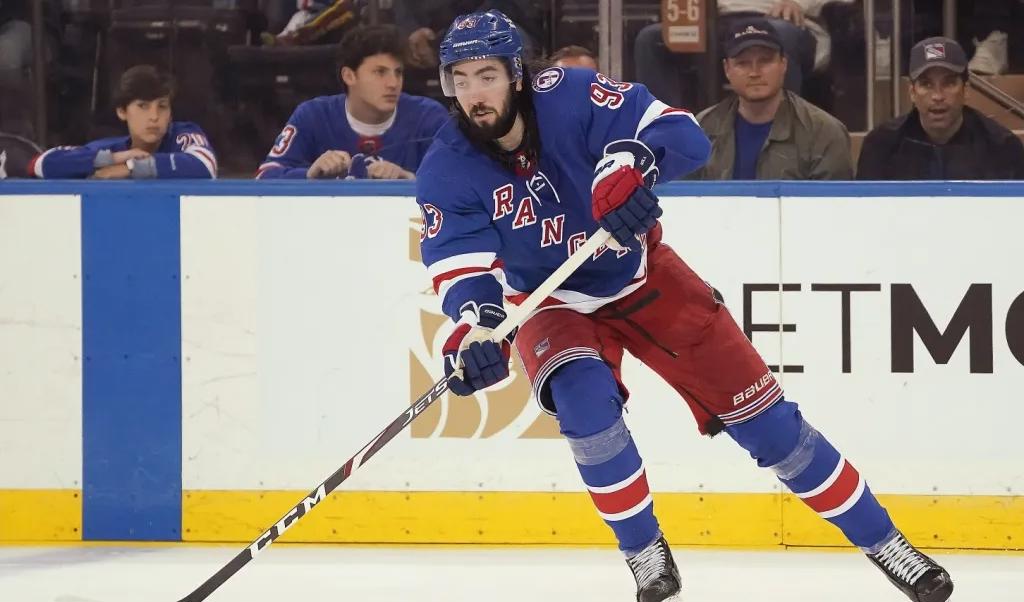 New York Rangers svenska forward Mika Zibanejad har tackat nej till Tre Kronor. Han och hustrun Irma väntar barn. VM är därför inte aktuellt.Foto: John Minchillo/AP/TT