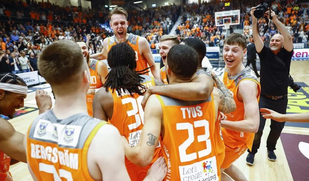 Spelarna i basketklubben Norrköping Dolphins jublar tillsammans i en vild segerdans när klubbens tredje raka SM-guld är ett faktum.Foto: Stefan Jerrevång/TT