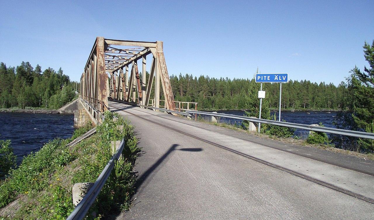 Arbetsplatsolyckan på Bergviksbron i Piteå inträffade kring tiotiden på tisdagen. Nu förbereds en dykinsats. Foto: Silver (CC BY 3.0)