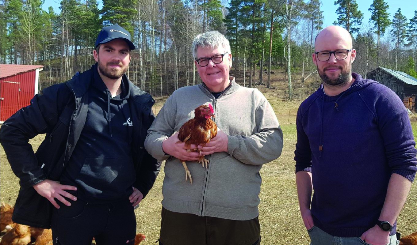 Stefan Olsson, äggproducent som sköter kommunens hönor, samhällsutvecklingsutskottets ordförande Lars-Olof Mattsson (M) och kostchef Åke Remén. Foto: Cecilia Olla