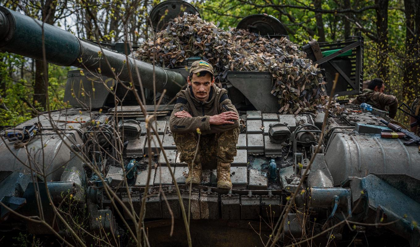 En ukrainsk soldat på en stridsvagn i närheten av staden Bakhmut. Ukraina lade hela 34 procent av sin bnp på militärutgifter under 2022. Foto: Dimitar Dilkoff/AFP via Getty Images