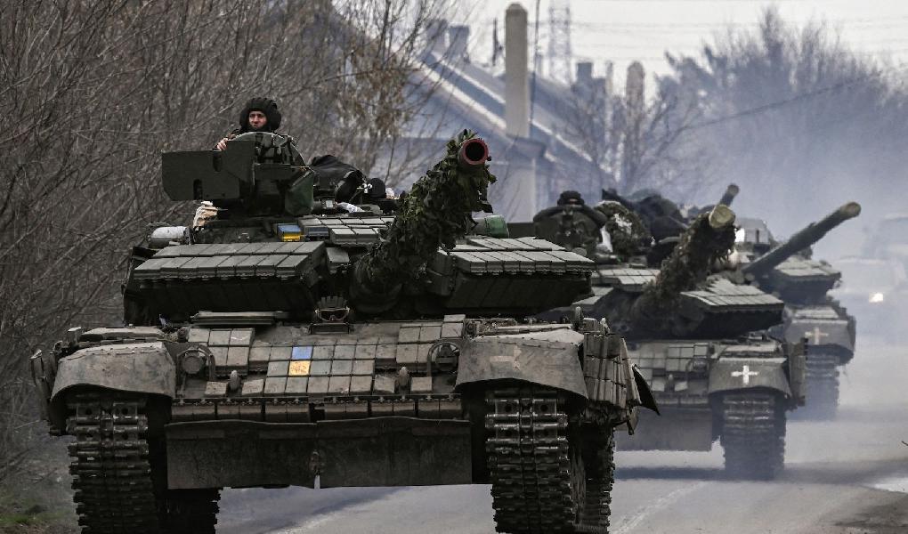 Ukrainska stridsvagnar förflyttar sig mot Bachmut i regionen Donetsk, den 20 mars i år.  Foto: Aris Messinis/AFP via Getty Images