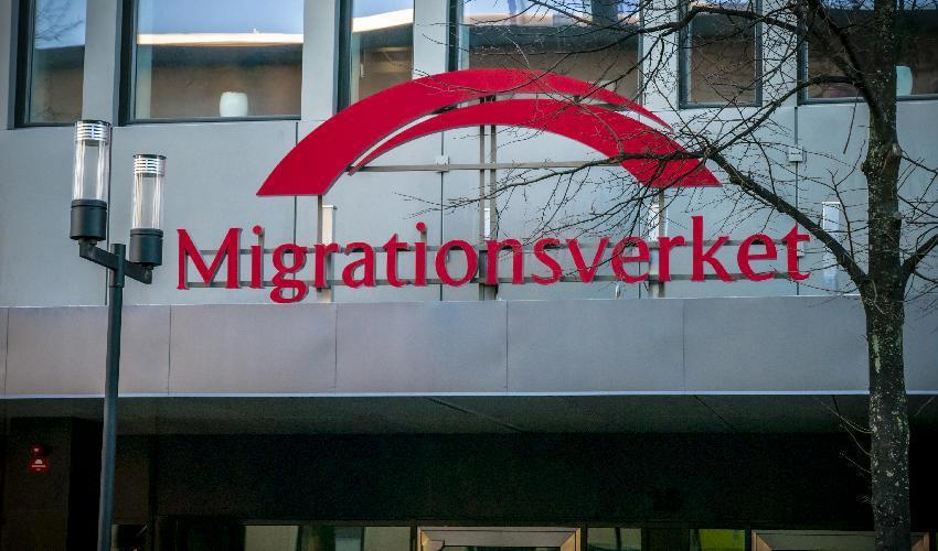 På bilden syns Migrationsverkets logga på en byggnad i Sundbyberg utanför Stockholm. Foto: Bilbo Lantto