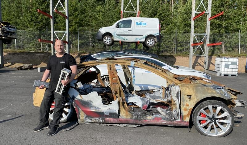 Christian Johansson på Vimmerby bildemontering framför en Tesla. Totalt 371 bränder eller tillbud med el eller elhybrider har skett mellan 2018 och 2022. Foto: Vimmerby bildemontering