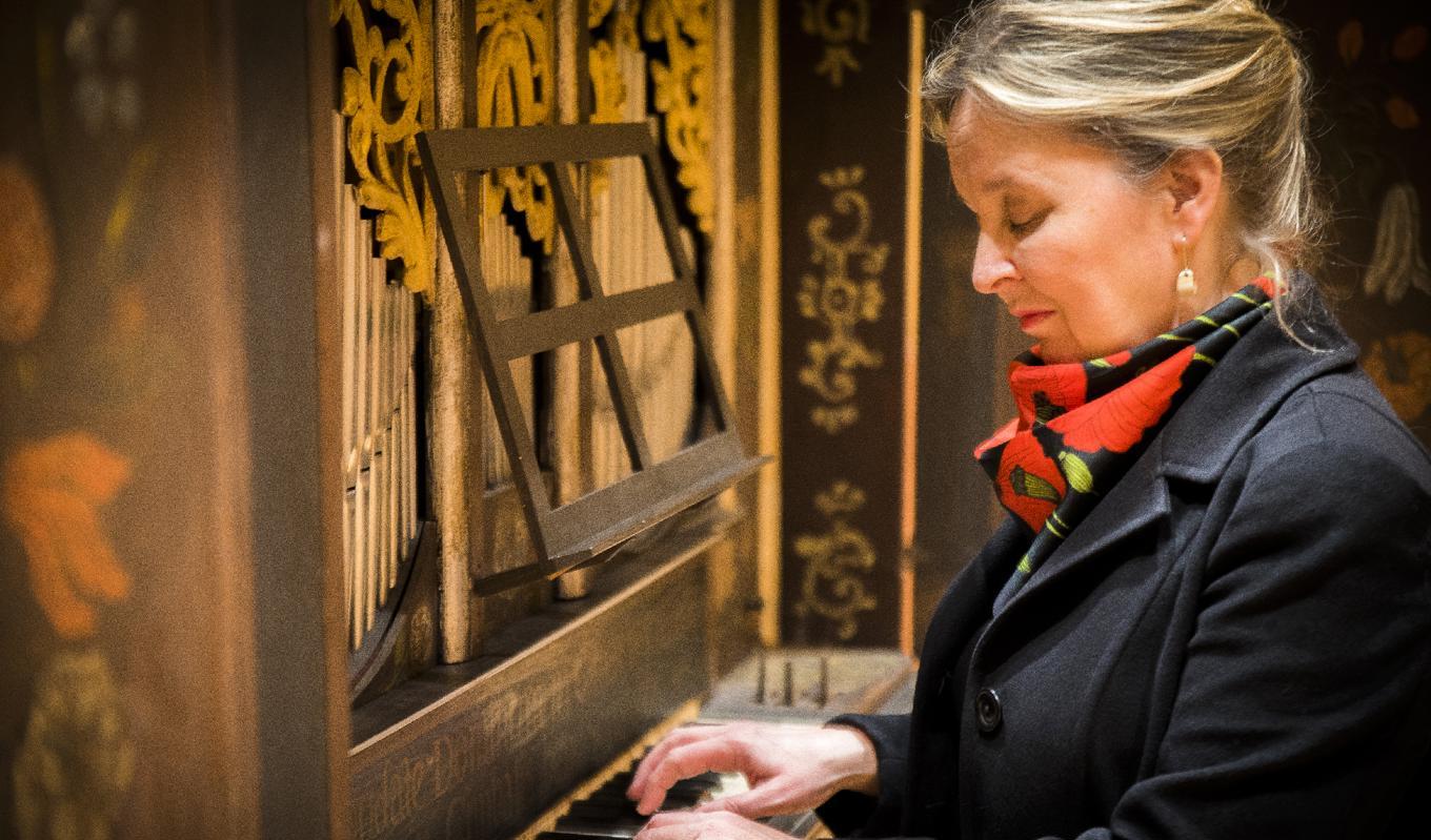 Karin Nelson framförde en uppskattad orgelkonsert i klosterkyrkan i Varnhem. Foto: Lumiére Liinason