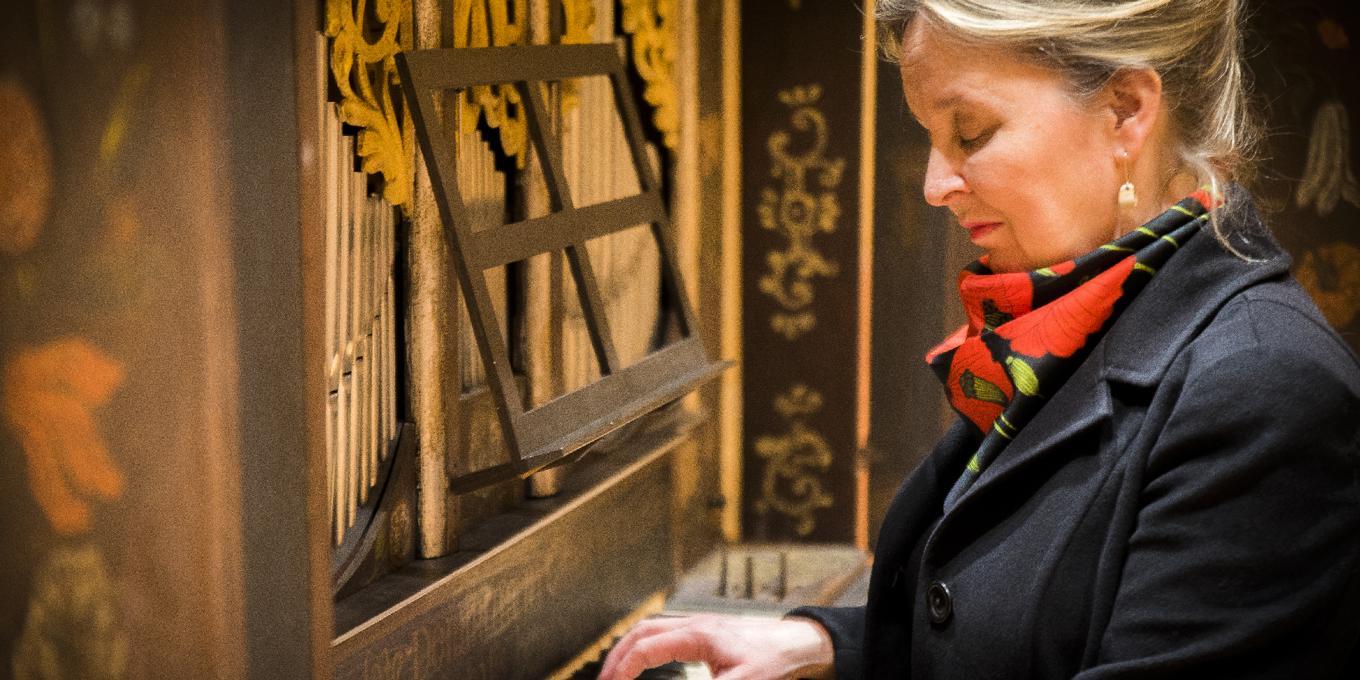 Karin Nelson framförde en uppskattad orgelkonsert i klosterkyrkan i Varnhem. Foto: Lumiére Liinason