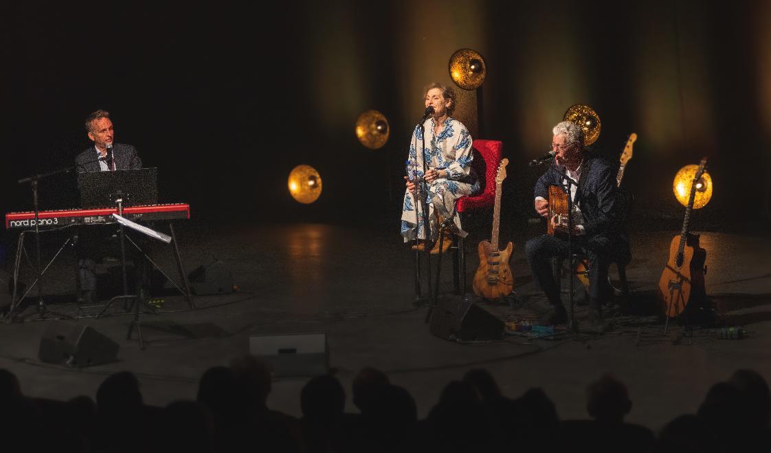 Helen Sjöholm, Jojje Wadenius och Martin Östergren skapade en varm stämning och närhet till publiken genom sin sång och musik. Foto: Håkan Bylund