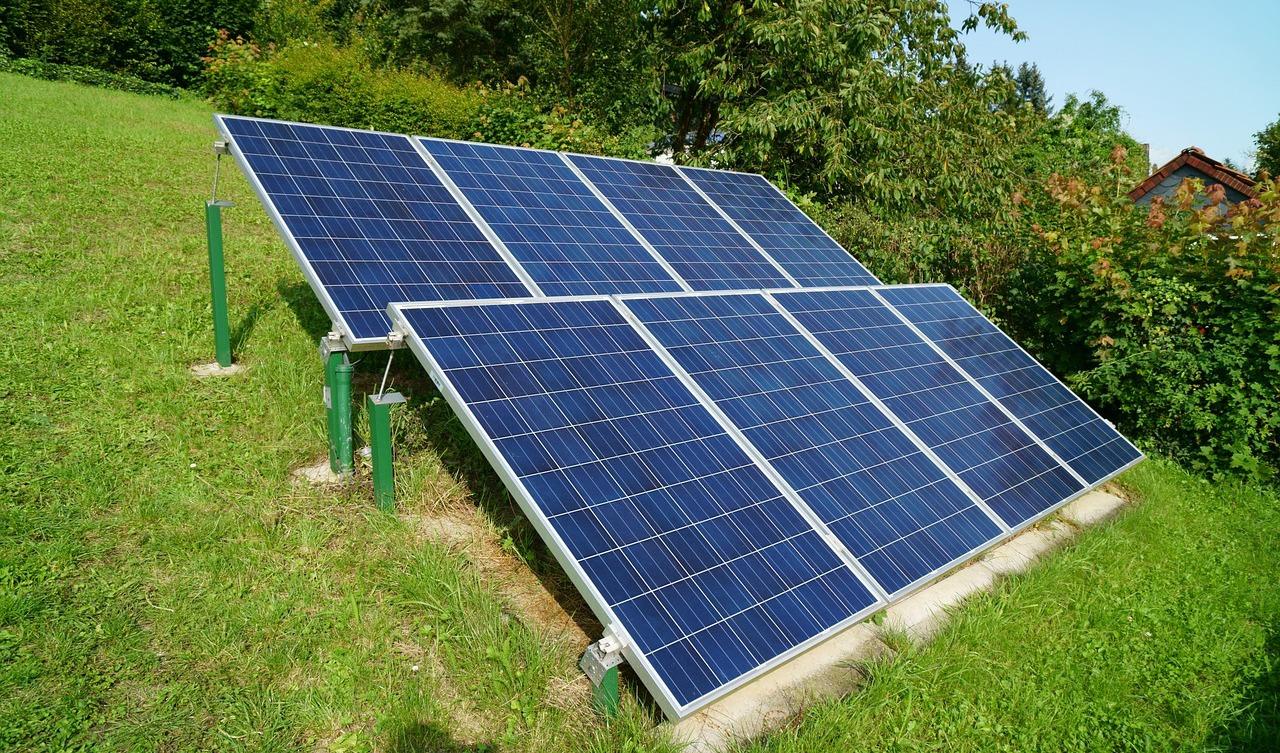 Riksrevisionen menar att regeringen och ansvariga myndigheter inte har sett till att uttjänta solcellspaneler och vindturbinblad kan återvinnas på ett effektivt sätt. Foto: Harald Becker