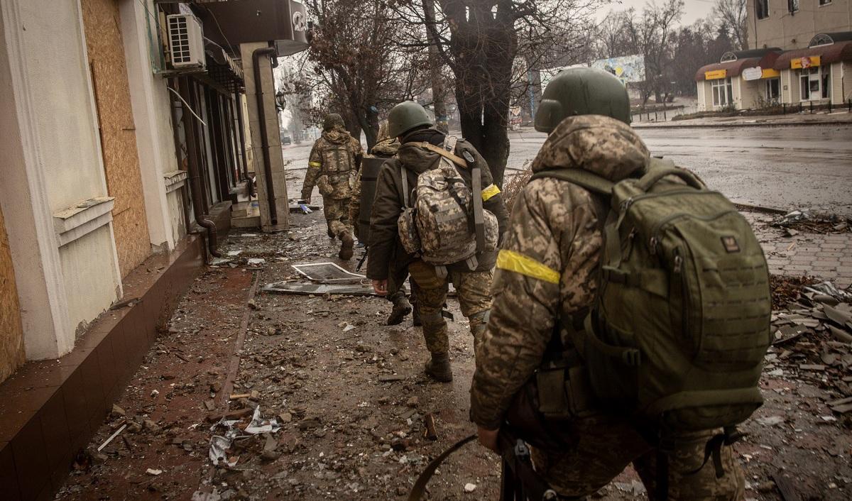 Ukrainska soldater på en gata i Bakhmut i Ukraina den 17 december 2022. Foto: Chris McGrath/Getty Images