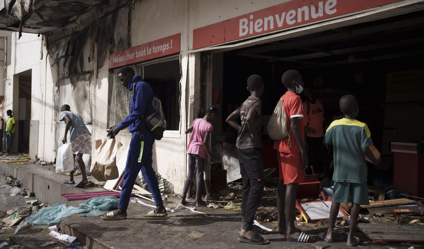 En förstörd mataffär i huvudstaden Dakar. Foto: Leo Correa/AP/TT