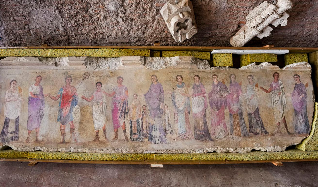 En odaterad bit av en väggmålning som föreställer gudar och kvinnliga figurer var ett av de 750 arkeologiska fynden från hemliga utgrävningar på italienskt territorium som visades upp under en presskonferens i Rom på onsdagen. Foto: Domenico Stinellis/AP