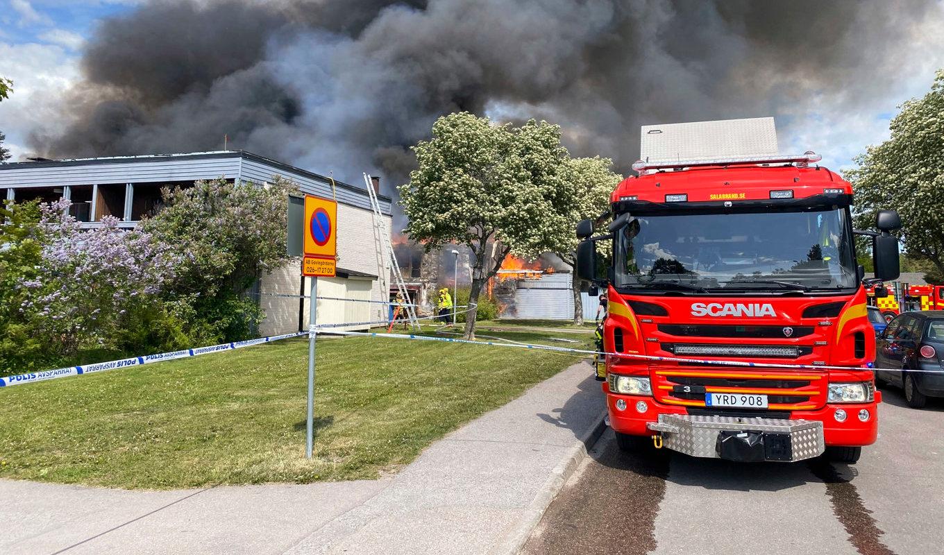 En radhuslänga i området Sätra i Gävle brinner. Elden sprider sig via fastighetens vind. Foto: Marko Säävälä/TT