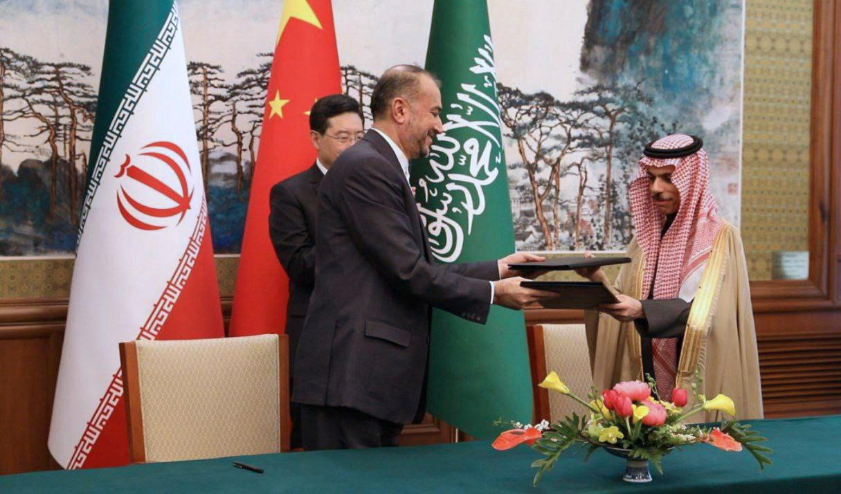 Irans utrikesminister Hossein Amirabdollahian, till vänster, mötte sin saudiske motsvarighet prins Faisal bin Farhan Al Saud i Peking i april. Foto: Irans utrikesdepartement/AP/TT