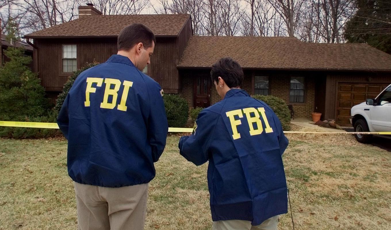 FBI-agenter utanför Robert Hanssens hem i Vienna i den amerikanska delstaten Virginia efter att han gripits 2001. Arkivbild. Foto: Doug Mills/AP/TT