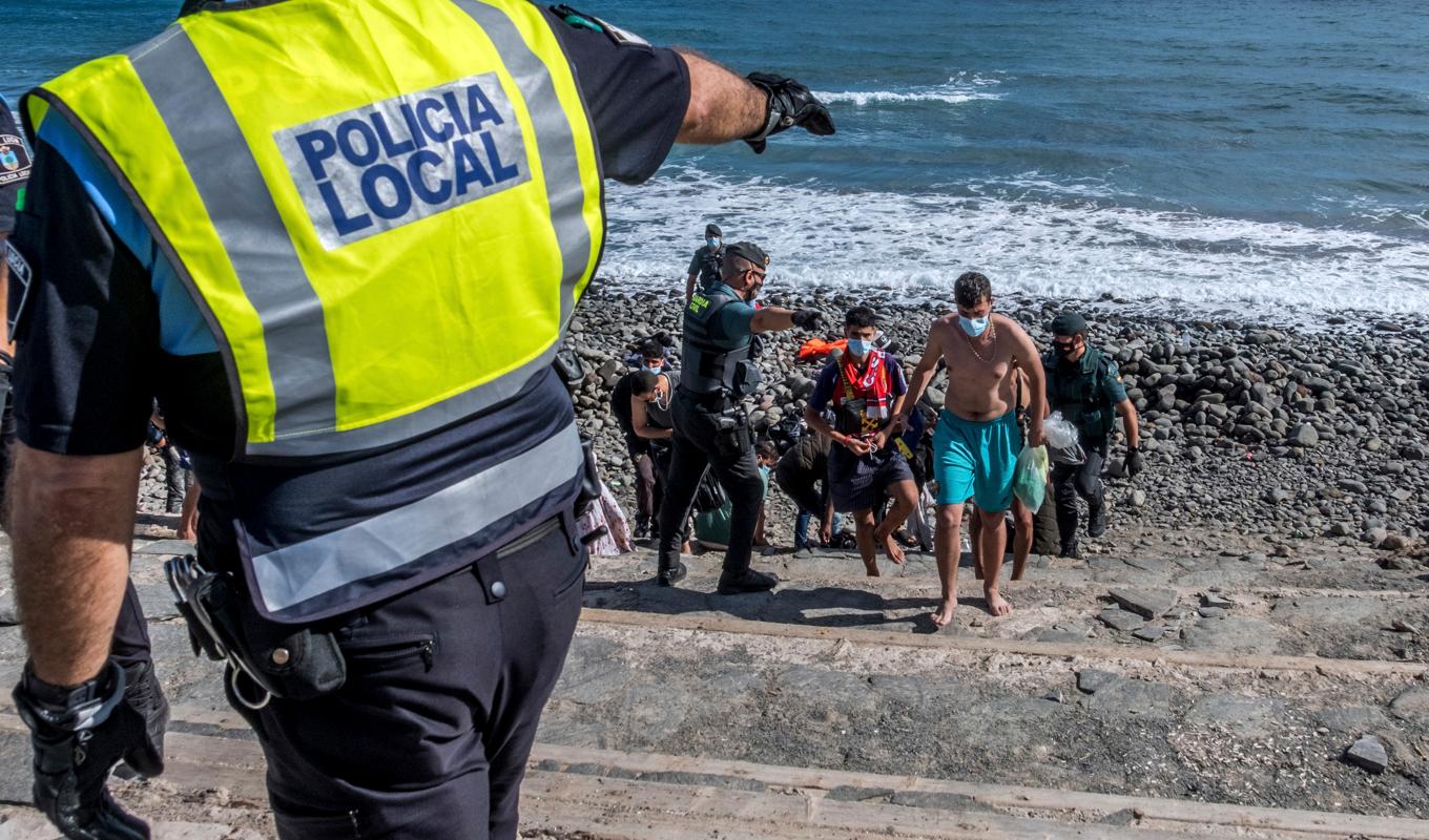 Migranter tas om hand av spansk polis efter att ha ankommit till Kanarieöarna i november 2020. Arkivfoto. Foto: Javier Bauluz/AP/TT