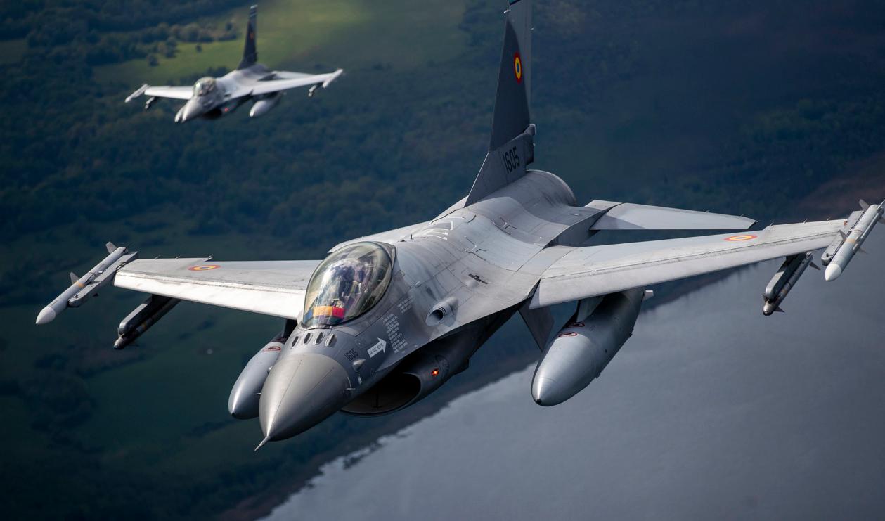 Ukraina uppger att landet kommer att få ett "betydande antal" F-16. På bilden syns två plan tillhörande Portugals flygvapen. Arkivbild. Foto: Mindaugas Kulbis/AP/TT