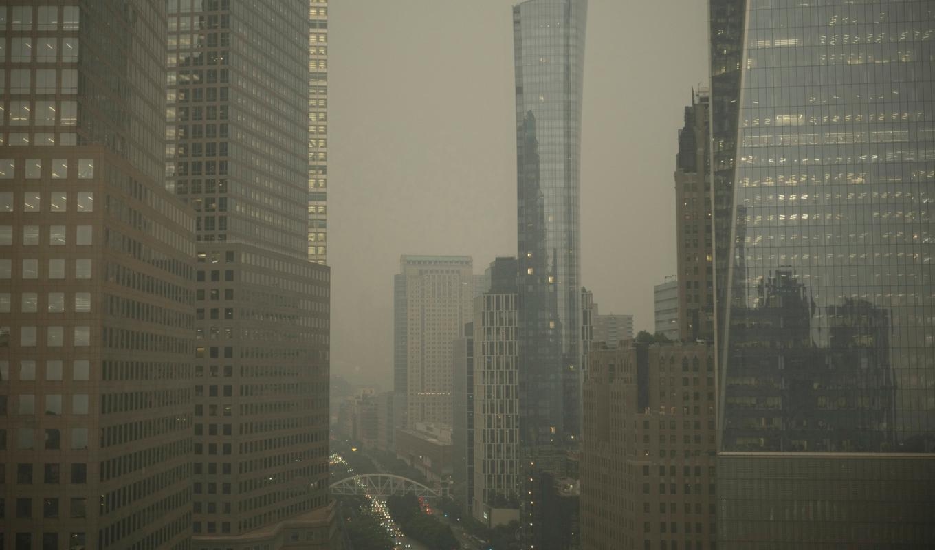 Luften ruunt byggnaderna i nedre delarna av Manhattan är gulaktig och sticker i näsan. Foto: Patrick Sison/AP/TT