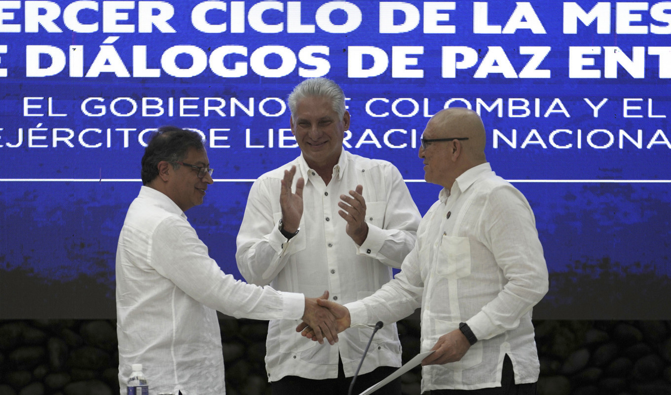 Colombias president Gustavo Petro, till vänster, och ELN-ledaren Antonio García skakar hand efter avtalet om en vapenvila, påhejade av Kubas president Miguel Díaz-Canel, i mitten. Foto: Ramon Espinosa/AP/TT