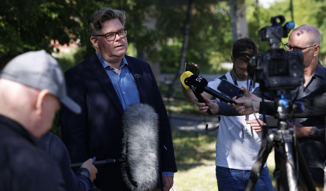 Justitieminister Gunnar Strömmer (M) besökte Farsta med anledning av lördagskvällens skjutning. Foto: Fredrik Persson/TT