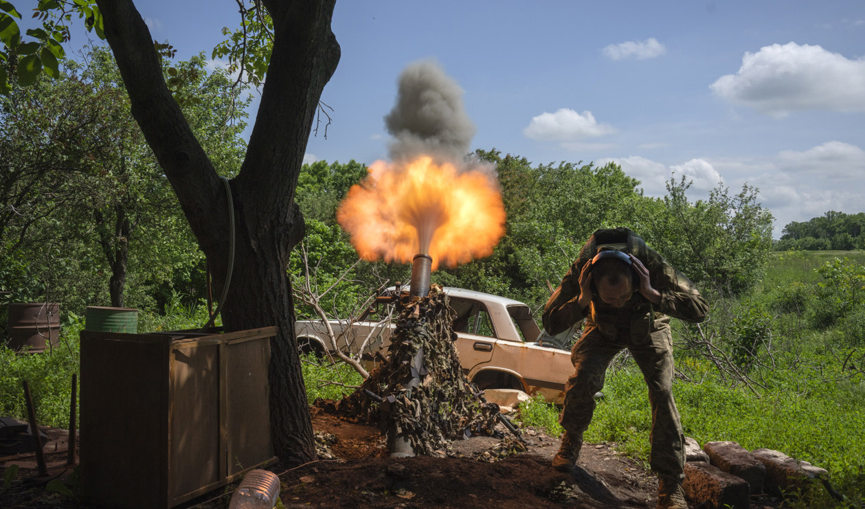 En ukrainsk soldat avfyrar en granatkastare nära frontlinjen i Donetsk. Bilden har inte tagits under den nu aktuella motoffensiven utan den 29 maj. Arkivbild. Foto: Efrem Lukatsky/AP/TT
