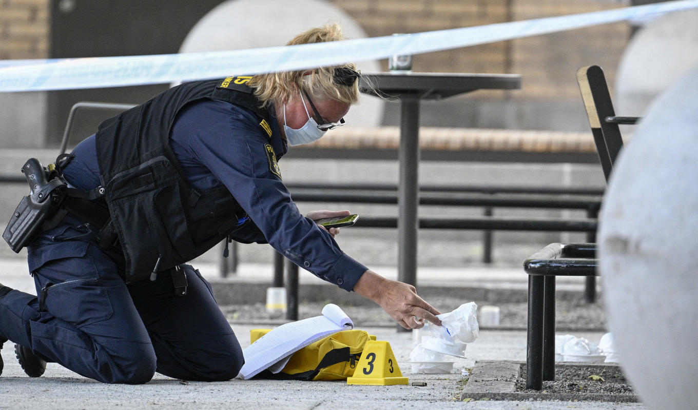 Fyra personer hittades med skottskador i Farsta i södra Stockholm på lördagen. Foto: Anders Wiklund/TT