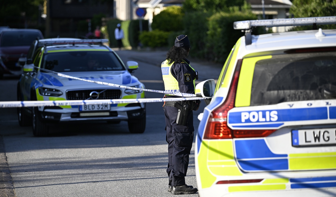 Polis på plats i Ängelholm efter att en flicka förts till sjukhus efter ett våldsdåd på måndagen. Foto: Johan Nilsson/TT