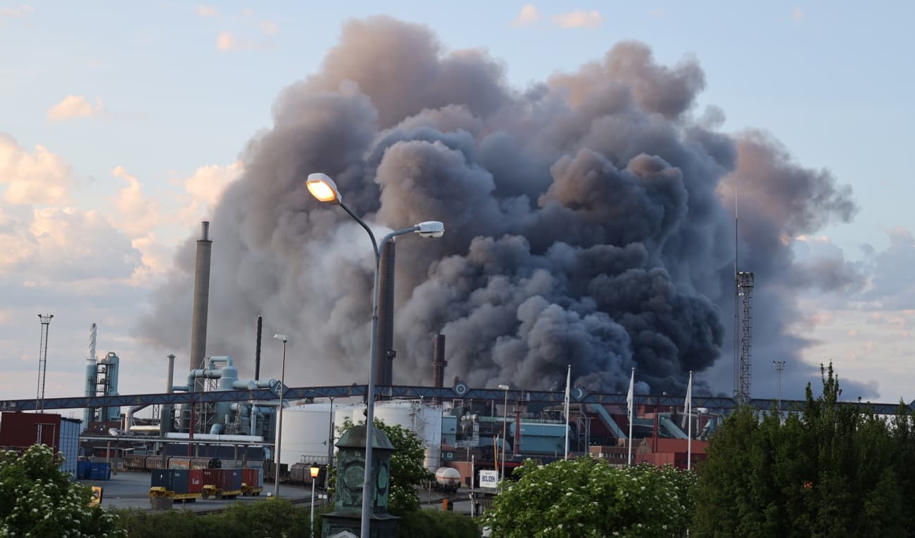 En kraftig brand rasade under tisdagen i Rönnskärsverken i Skelleftehamn. Foto: Per Strömbro