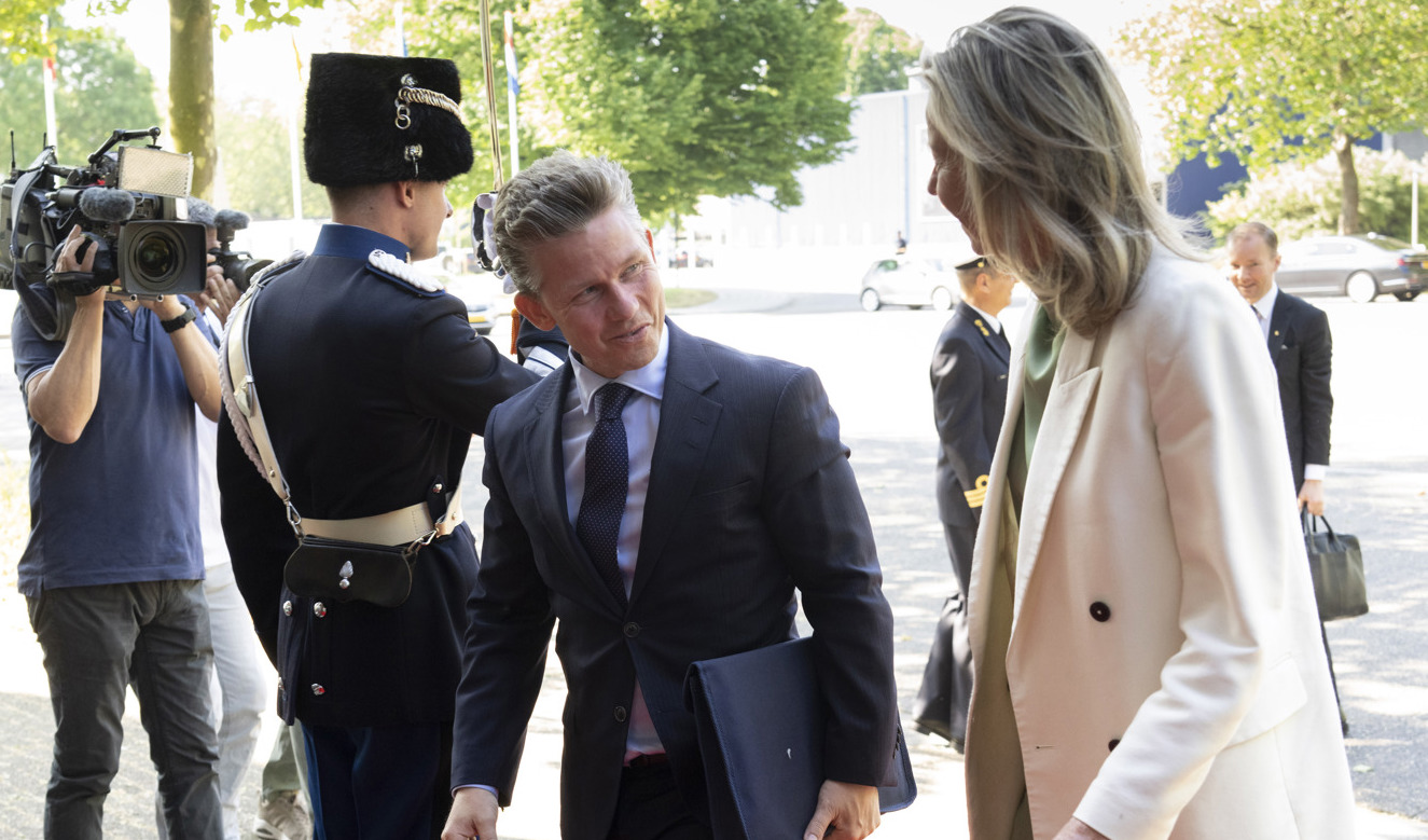 Försvarsminister Pål Jonson (M) med sin nederländske ministerkollega Kajsa Ollongren under mötet med Joint Expeditionary Forces (JEF). Arkivbild. Foto: Peter Dejong/AP