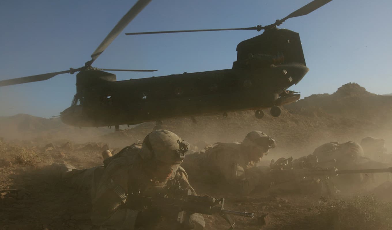 Amerikanska soldater utanför en Chinook-helikopter i Afghanistan. Arkivbild. Foto: Rodrigo Abd/AP/TT