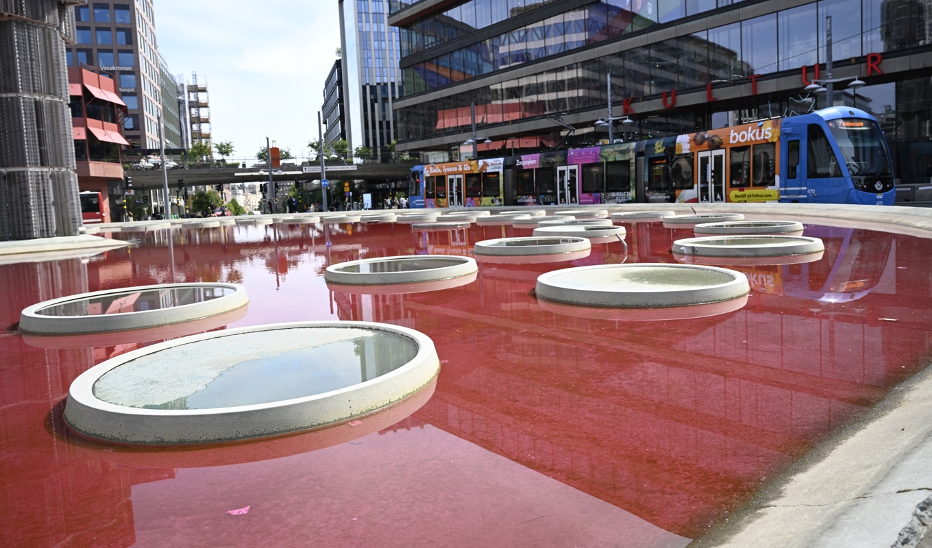 Fontänen vid Sergels torg i Stockholm har under morgonen fyllts med låtsasblod i protest mot regeringens klimatpolitik. Foto: Pontus Lundahl/TT