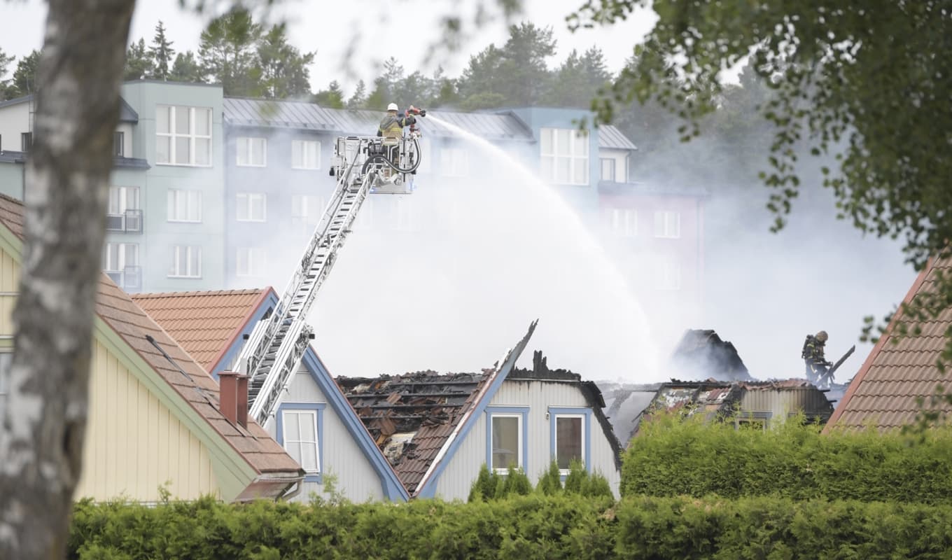 Tre hus i en radhuslänga i västra Stockholm har förstörts i en brand. Foto: Maja Suslin/TT