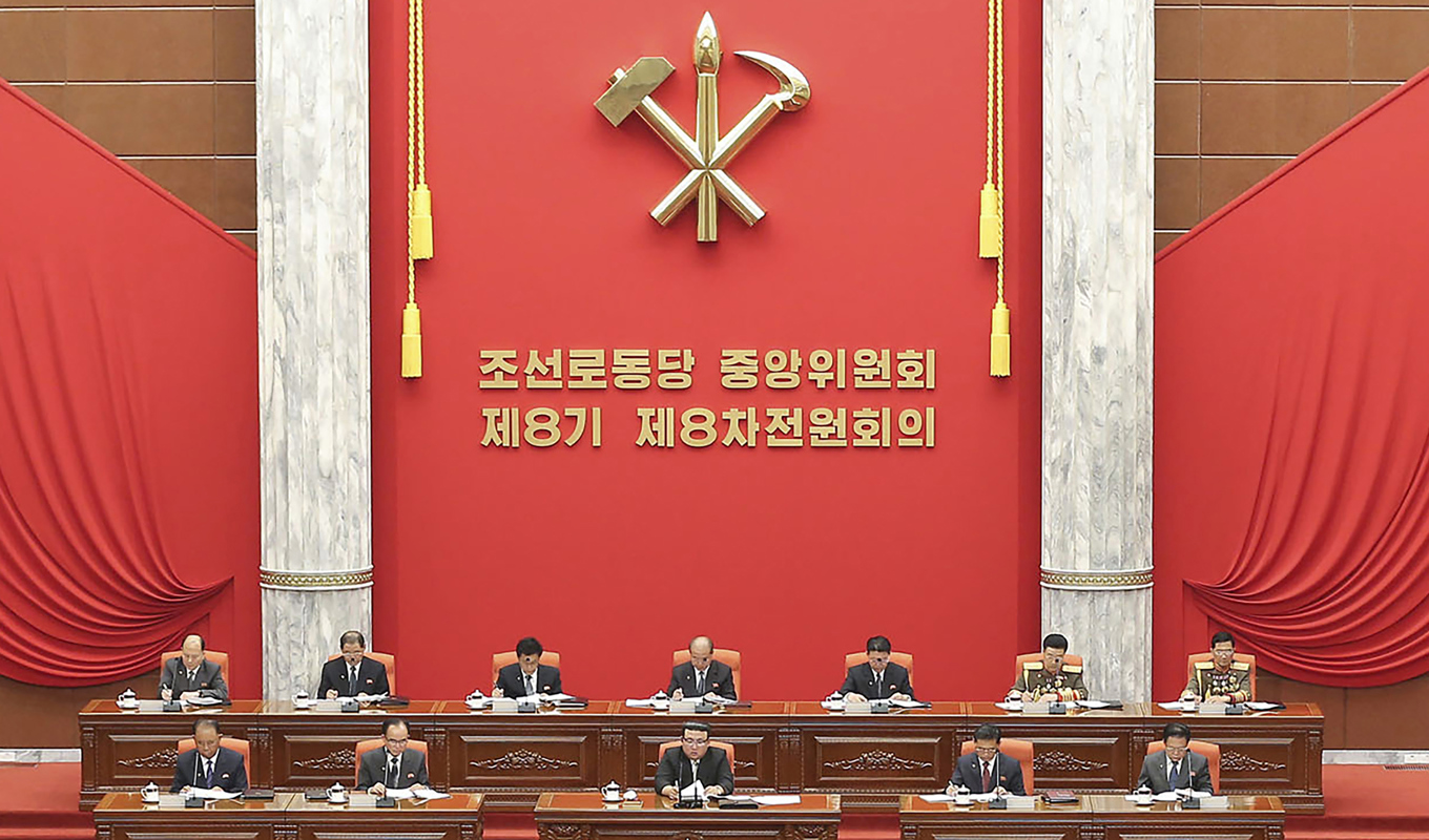 Det nordkoreanska Arbetarpartiets centralkommitté har sammanträtt, ledaren Kim Jong-Un i mitten längst fram. Bild från i fredags. Foto: KCNA/AP/TT