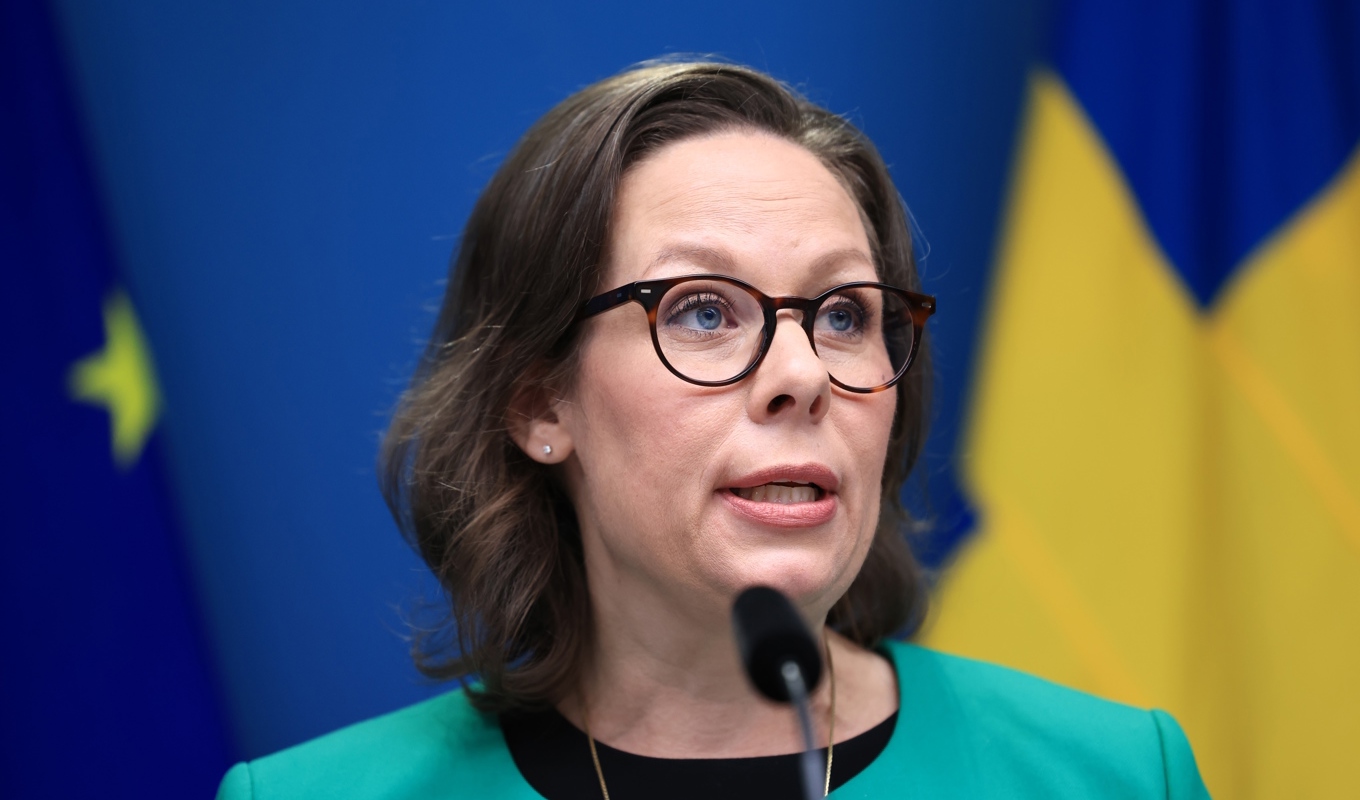 Alla asylsökande ska bo på anvisade boenden, säger migrationsminister Maria Malmer Stenergard (M). Foto: Ali Lorestani / TT