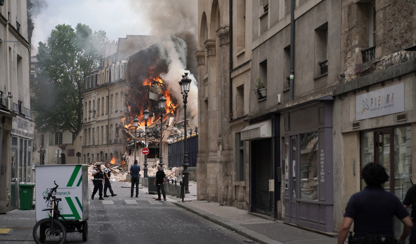 Byggnader står i brand i centrala Paris. Foto: Abdulmonah Eassa/AFP/TT