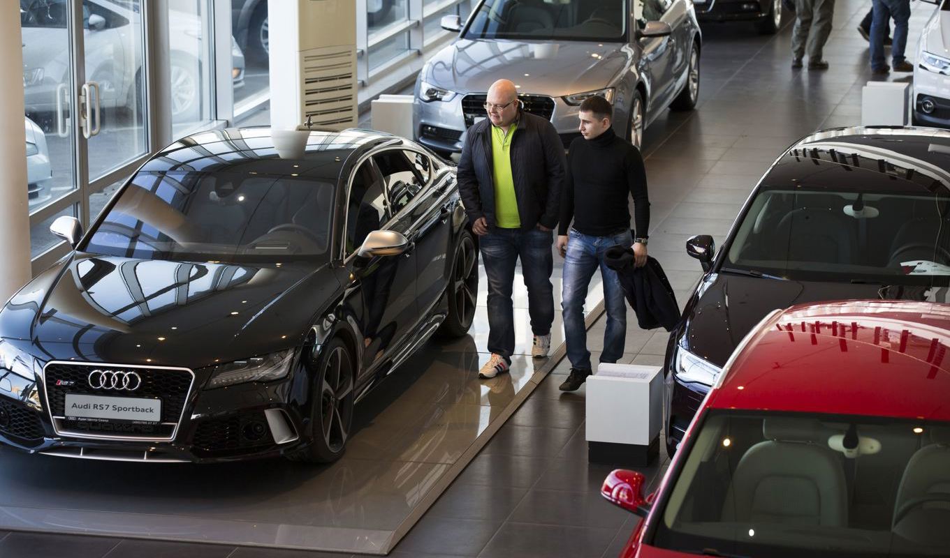 Bilar från väst till försäljning hos en bilfirma i Moskva 2015. Nu skärper EU sitt exportförbud av lyxbilar till Ryssland till att gälla alla bilar med motorer över 1900 cc. Arkivbild. Foto: Alexander Zemlianichenko/AP/TT