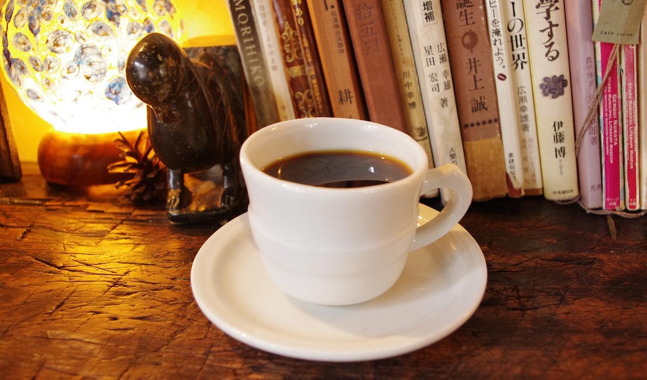 Författaren suddade ut blyertsanteckningar ur några böcker, sålde dem för att kunde gå på kafé,  ta en kaffe och läsa en bok. Foto: Public Domain
