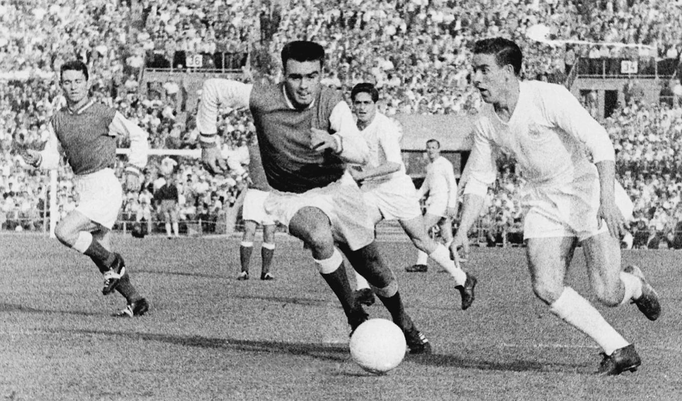 Europacupfinalen mellan Real Madrid och Stade de Reims i Stuttgart 1959. Fransmannen Michel Leblond får ta i för att haka på när Mateos satsar på ett genombrott. Spanjorerna vann de första fem finalerna.Foto: -/AFP via Getty images