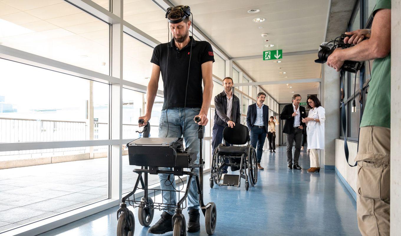 Gert-Jan Oskam som varit förlamad efter en olycka kan gå igen med bara tankekraft tack vare två implantat som återställt kommunikationen mellan hjärna och ryggmärg.Foto: Fabrice Coffrini/AFP via Getty Images