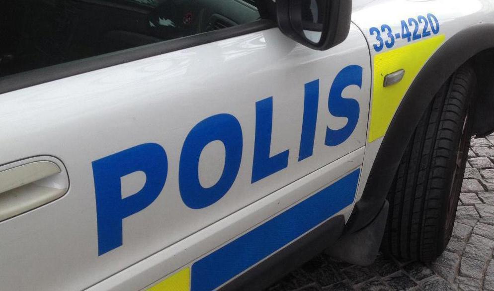 Det var strax efter 23:30 på måndagskvällen som polisen tillkallades till en livsmedelsbutik i västra Motala, där två män hade fått allvarliga stickskador. Foto: Tony Lingefors