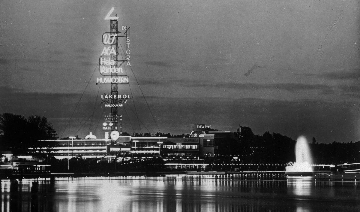 Stockholmsutställningen 1930 var en estetiskt omvälvande och visionär historia. Festplatsen i kvällsljus. Foto: Public Domain