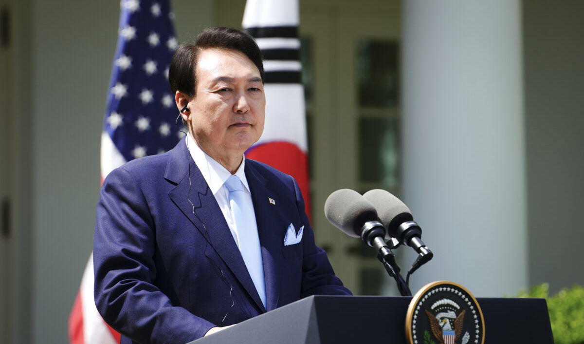 Sydkoreas president Yoon Suk-yeol talar vid en pressträff i Vita husets trädgård i Washington den 26 april i år.Foto: Madalina Vasiliu/The Epoch Times