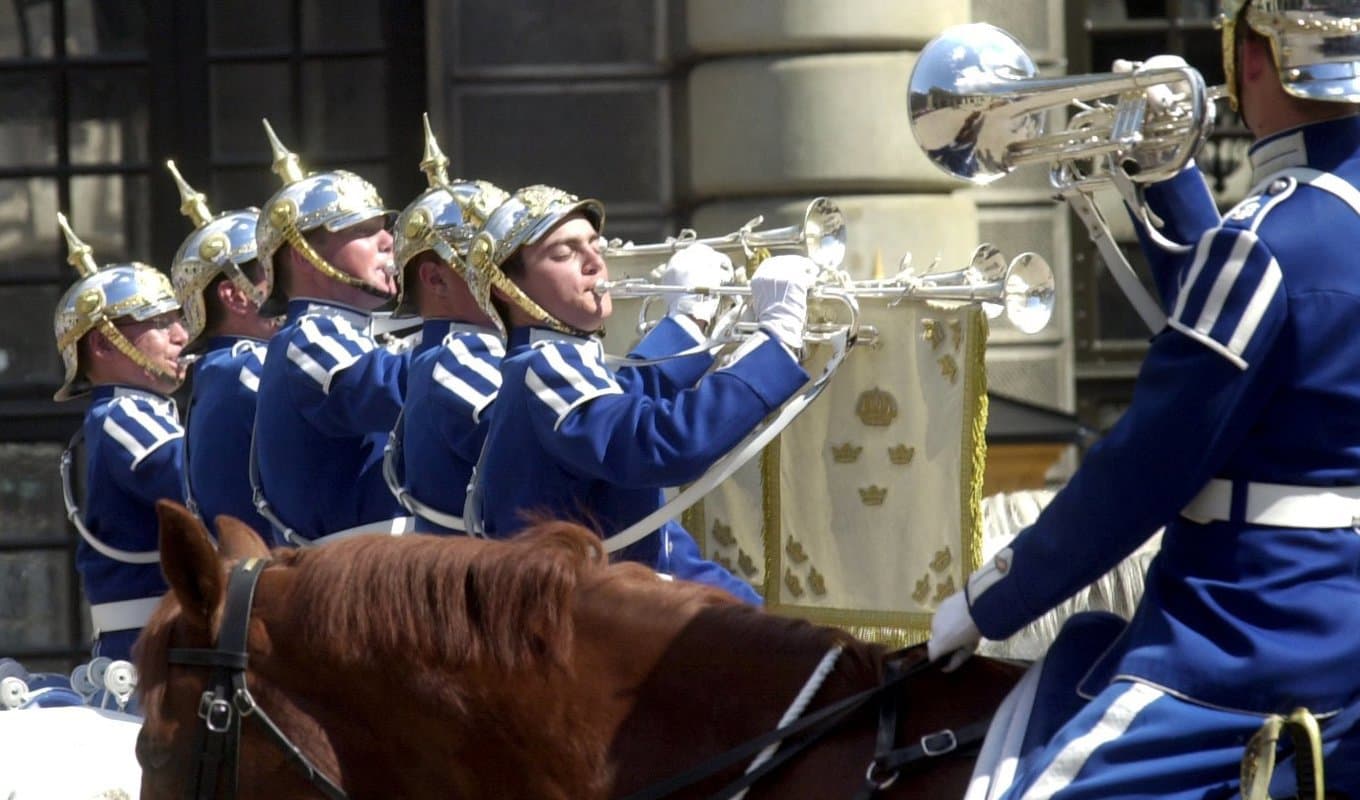 Hjälmen som fram till nu har använts vid beriden statsceremoniell tjänst tillhör en uniform från år 1895. Arkivbild. Foto: Fredrik Sandberg/TT